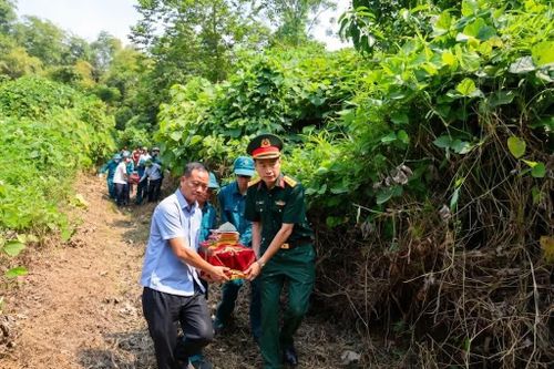 Di chuyển hài cốt liệt sĩ về nơi quy định.