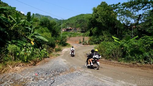 Việc lưu thông trên đường tỉnh 163 qua xã Châu Quế gặp nhiều khó khăn.
