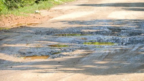 Mặt đường tại nhiều vị trí bong tróc, lồi lõm, tiềm ẩn nguy cơ mất an toàn giao thông.