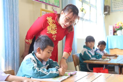 Năm học 2025 - 2026, Lâm Đồng có 81.587 học sinh dân tộc thiểu số với 3.989 học sinh từ lớp 1 đến lớp 5 học tiếng dân tộc thiểu số