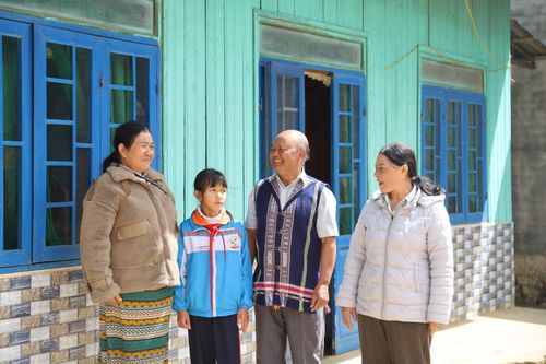 Già làng Lơ Mu Ha Djô, người có uy tín xã Lạc Dương tuyên truyền, vận động bà con tích cực tham gia các phong trào thi đua