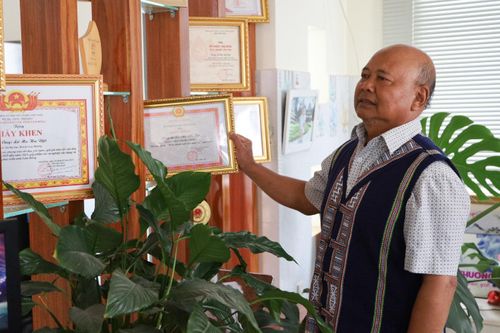 Già làng Lơ Mu Ha Djô với nhiều bằng khen, giấy khen các cấp