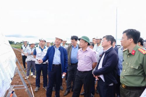 Đồng chí Bùi Thắng, Phó Bí thư Tỉnh ủy và đồng chí Nguyễn Hồng Hải, Ủy viên Ban Thường vụ Tỉnh ủy, Phó Chủ tịch UBND tỉnh đi thực tế một số vị trí triển khai thi công dự án Cao tốc Bảo Lộc - Liên Khương