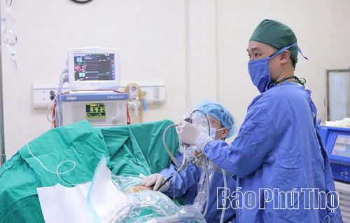 Các bác sĩ Trung tâm Y tế khu vực Yên Lập thực hiện tán sỏi niệu quản ngược dòng cho người bệnh.