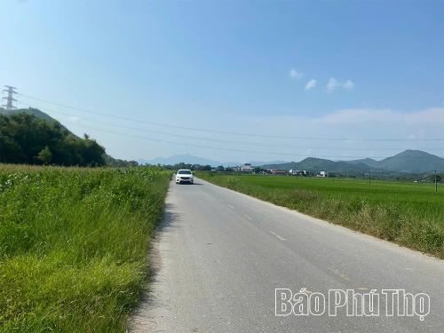 Đường nội đồng tại xã Yên Lãng nối các thôn với trục giao thông chính.