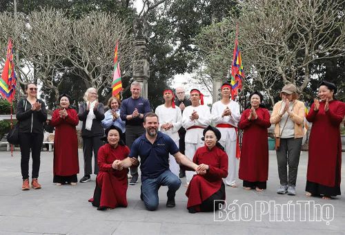 Du khách quốc tế trải nghiệm hát Xoan cùng các nghệ nhân tại Đình Hùng Lô. Ảnh: Phương Thanh