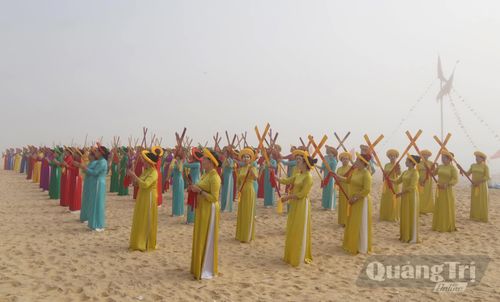 Nét văn hóa làng biển được Câu lạc bộ Văn hóa dân gian Nhân Trạch gìn giữ, phát huy qua từng nhịp múa chèo cạn, hò biển - Ảnh: L.M