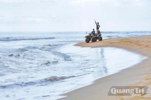 Bãi biển Hải Ninh trải dài theo làn sóng