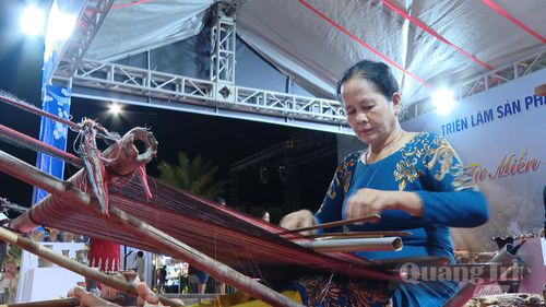 Nghệ thuật dệt thổ cẩm Mỹ Nghiệp, sắc màu văn hóa Chăm Pa - Ảnh: L.T