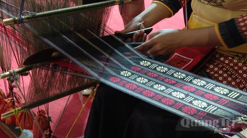 Sản phẩm được làm ra từ đôi tay khéo léo của các nghệ nhân - Ảnh: L.T