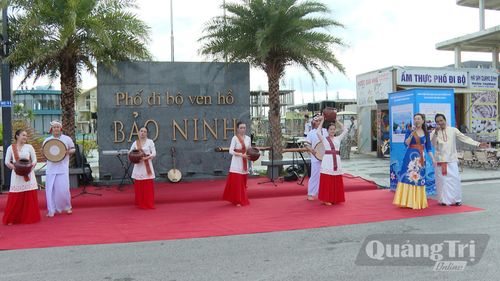 Các tiết mục mang màu sắc văn hóa Chăm Pa - Ảnh: L.T