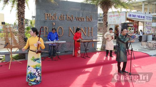 Không gian nghệ thuật có sự xuất hiện của những nhạc cụ truyền thống - Ảnh: L.T
