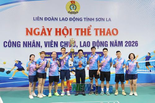 Ban tổ chức trao giải nhất nội dung bóng chuyền hơi cho các VĐV