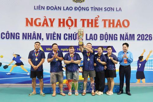 Ban tổ chức trao giải nhất môn kéo co cho Công ty CP Môi trường và Dịch vụ đô thị Sơn La