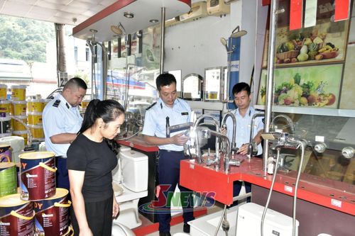 Đội Quản lý thị trường số 2 kiểm tra các cơ sở kinh doanh trên địa bàn xã Mai Sơn.