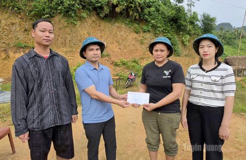 Lãnh đạo UBND xã Bắc Quang trao tiền hỗ trợ cho gia đình chị Hà Thị Kim, thôn Minh Lập.