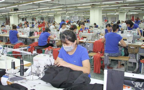 Sản xuất sản phẩm xuất khẩu tại Công ty CP Đầu tư và Thương mại TNG. Ảnh: Kim Ngân