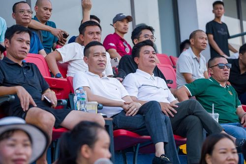 Ban lãnh đạo FC Thái Nguyên theo dõi trận giao hữu.