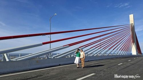 Cầu vượt cửa biển Thuận An được xem là cây cầu vượt cửa biển dài nhất miền Trung hiện nay. Ảnh: NQ