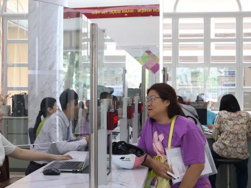 Người dân thực hiện thủ tục hành chính tại Trung tâm Phục vụ hành chính công trên địa bàn TP.HCM.