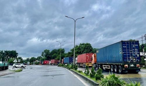 Xe vận chuyển hàng hoá nối đuôi nhau chờ làm thủ tục thông quan, xuất khâu qua Cửa khẩu quốc tế Lao Bảo