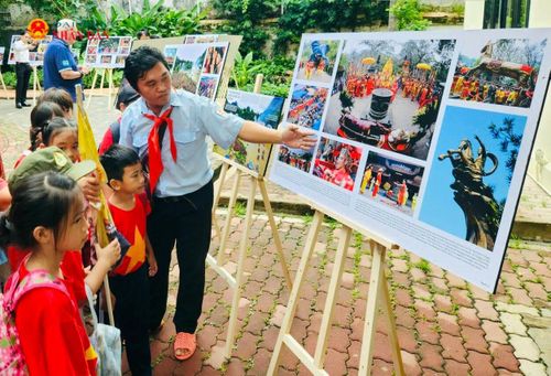 Nhiều em học sinh được giới thiệu về si sản văn hóa Việt Nam tại triển lãm ảnh