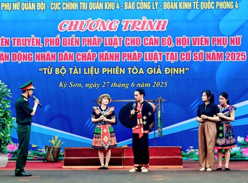 Tiểu phẩm “Số phận buộc ràng” tuyên truyền phòng, chống tảo hôn và hôn nhân cận huyết thống tại Chương trình “Từ bộ tài liệu phiên tòa giả định”. Ảnh: Hải Hoàng