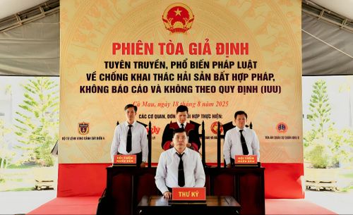 Bộ tư lệnh Vùng Cảnh sát biển 4 phối hợp tổ chức “Phiên tòa giả định” tuyên truyền chống khai thác IUU tại Cà Mau. Ảnh: Đức Thái
