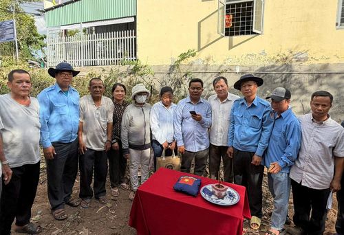 Người thân của liệt sĩ Nguyễn Văn Minh rất vui mừng khi Đội K93 tìm thấy hài cốt liệt sĩ Nguyễn Văn Minh sau hàng chục năm yên nghỉ trong lòng đất mẹ. Ảnh: Phương Vũ