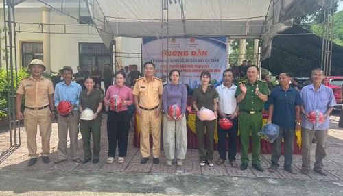 Nhiều người dân cũng được nhận quà tại các buổi tuyên truyền, tập huấn đảm bảo lái xe an toàn.