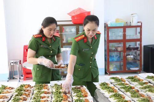 Mô hình "Bếp ăn yêu thương" nhận được sự đồng tình, hưởng ứng của cán bộ, chiến sĩ.