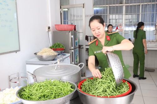 Từ hơn 6h sáng, khu vực bếp của đơn vị, cán bộ, chiến sĩ tất bật chuẩn bị nguyên liệu.
