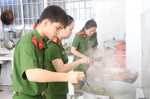Cán bộ, chiến sĩ tất bật với việc chuẩn bị nguyên liệu, sơ chế, nấu ăn.