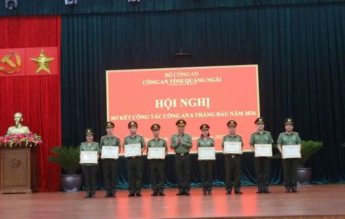 Thiếu tướng Hồ Song Ân - Giám đốc Công an tỉnh Quảng Ngãi trao danh hiệu “Chiến sĩ thi đua toàn lực lượng CAND” cho 8 CBCS thuộc Công an tỉnh Quảng Ngãi, trong đó có Trung tá Hứa Thị Tuyết Mai (thứ 6 từ trái qua).