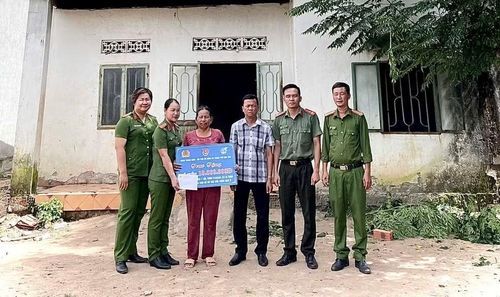 Trung tá Hứa Thị Tuyết Mai (thứ 2 từ trái qua) cùng CBCS đơn vị và đại diện chính quyền địa phương trao số tiền 10 triệu đồng cho một hộ gia đình có hoàn cảnh đặc biệt khó khăn.