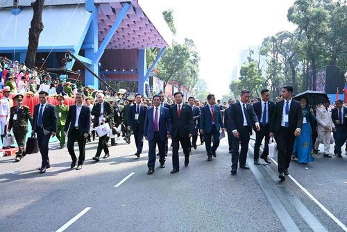 Các sĩ quan bảo vệ tiếp cận làm nhiệm vụ bảo vệ trong một sự kiện.