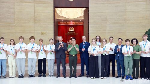 Bộ trưởng Lương Tam Quang và các thành viên trong Đoàn con cán bộ, chiến sĩ Bộ Nội vụ Belarus sang thăm Việt Nam.