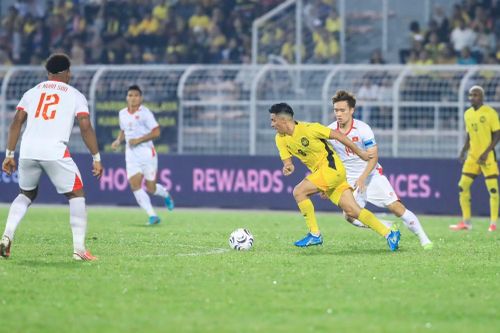 Hoàng Đức đeo băng đội trưởng và hoàn thành tốt vai trò nhạc trưởng trong lối chơi của tuyển Việt Nam. Ảnh: CTV.