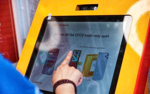 Kiosk “Trạm Cảnh sát thông minh” - từ nay người dân Hà Nội có thể gọi cảnh sát chỉ cần một điểm "chạm". Nguồn ảnh: TTXVN