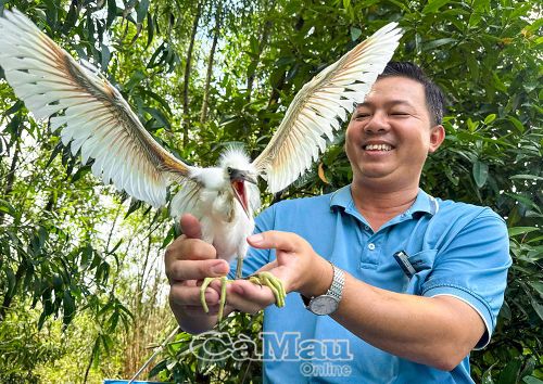 Anh Trương Minh Thắng với nụ cười hạnh phúc khi tiếp nối tâm nguyện cha gìn giữ vườn cò.