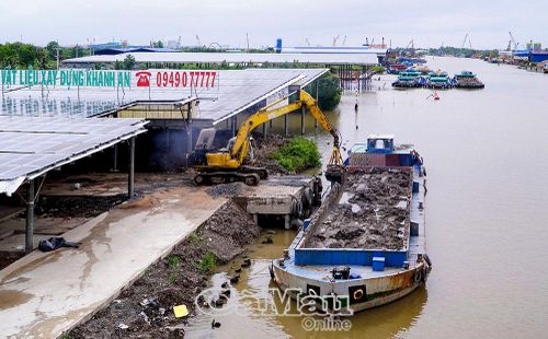 Khu Công nghiệp Tắc Thủ diện tích 345 ha, xã An Khánh, được quy hoạch khu công nghiệp xanh, thông minh, tập trung đa ngành nghề và kết nối đồng bộ với hạ tầng Khu Công nghiệp Khánh An, hệ thống cảng, bến thuỷ nội địa trên tuyến đường thuỷ nội.