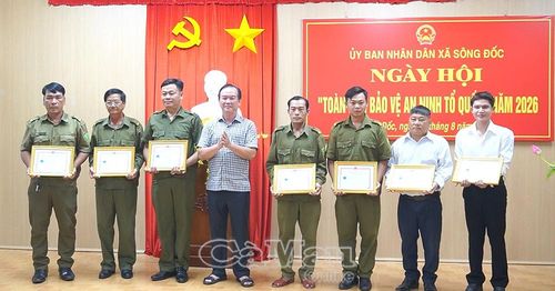  Đồng chí Mã Minh Tâm, Bí thư Đảng uỷ, Chủ tịch HĐND xã Sông Đốc trao Giấy khen của Công an tỉnh Cà Mau cho các tập thể, cá nhân có thành tích xuất sắc trong xây dựng phong trào toàn dân bảo vệ an ninh Tổ quốc.