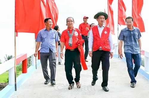 Cầu Kênh Cựa Gà (ấp Đá Bạc B) vừa khánh thành có chiều dài 30 m, rộng 3,5 m, thuận lợi cho Nhân dân đi lại, giao thương. 
