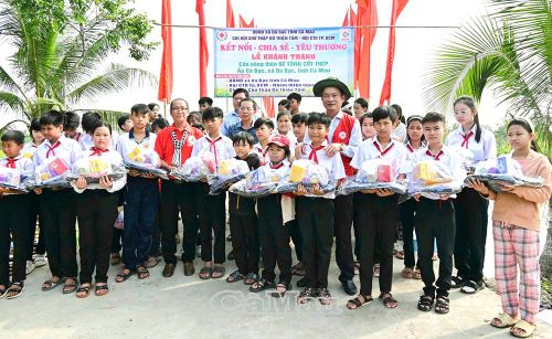 Lãnh đạo tỉnh, xã Đá Bạc và nhà tài trợ trao quà cho học sinh ấp Đá Bạc B.