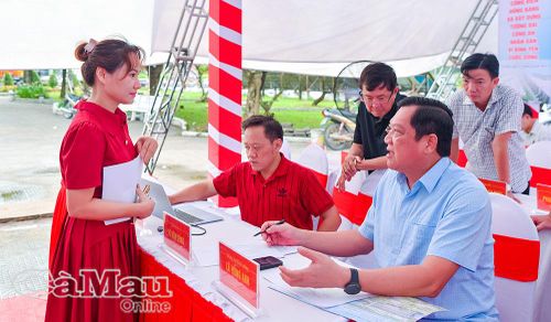 Phó Chủ tịch Thường trực UBND tỉnh Lâm Văn Bi trao đổi với ê-kíp thực hiện chương trình lễ khởi công.
