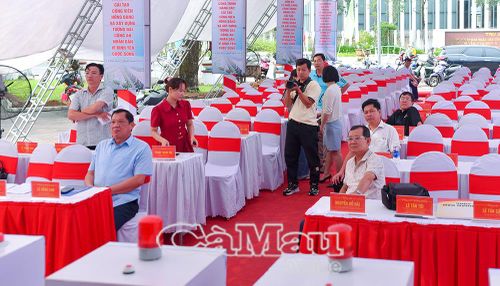 Phó Chủ tịch Thường trực UBND tỉnh Lâm Văn Bi và các đại biểu phúc khảo clip sẽ được trình chiếu tại buổi lễ.