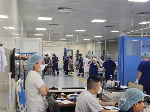 Các bác sỹ tập trung tiếp nhận, cấp cứu các nạn nhân