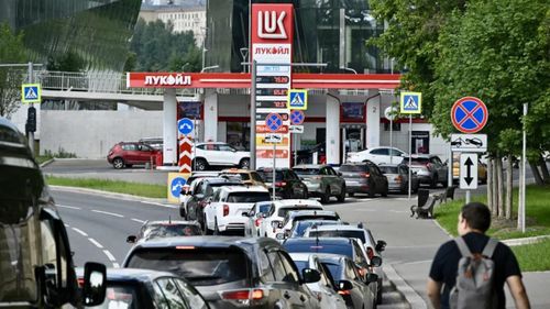 Người dân xếp hàng chờ đổ xăng tại một trạm xăng Lukoil ở Moscow vào ngày 30/6/2026. Ảnh: Getty.