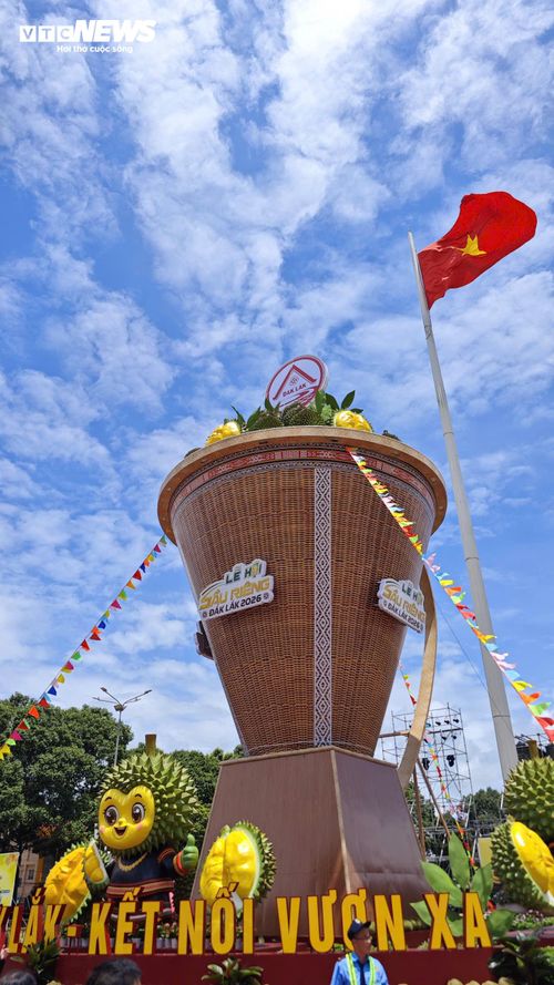 Phần thân công trình được tạo hình chiếc gùi khổng lồ - vật dụng quen thuộc trong đời sống, lao động và văn hóa của đồng bào các dân tộc Tây Nguyên.