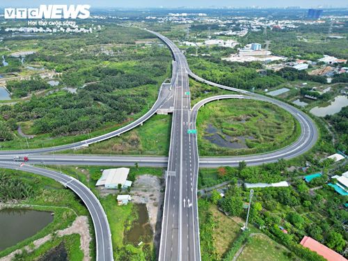 Theo Tổng công ty Đầu tư phát triển đường cao tốc Việt Nam (VEC), các vướng mắc của dự án cơ bản được giải quyết từ tuần đầu tháng 8. Sản lượng thi công toàn tuyến hiện đạt 99% giá trị hợp đồng.